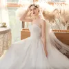 Eleganta Trädgård / Utomhus Vita Bröllopsklänningar 2020 Prinsessa Älskling Ärmlös Halterneck Appliqués Spets Beading Svep Tåg Ruffle