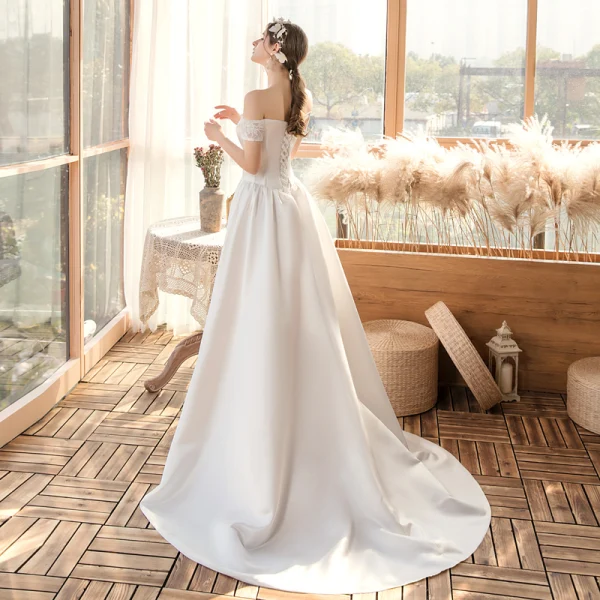 Erschwinglich Weiß Satin Hochzeits Brautkleider / Hochzeitskleider 2020 A Linie Off Shoulder Kurze Ärmel Rückenfreies Sweep / Pinsel Zug Rüschen