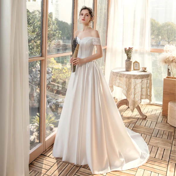 Erschwinglich Weiß Satin Hochzeits Brautkleider / Hochzeitskleider 2020 A Linie Off Shoulder Kurze Ärmel Rückenfreies Sweep / Pinsel Zug Rüschen