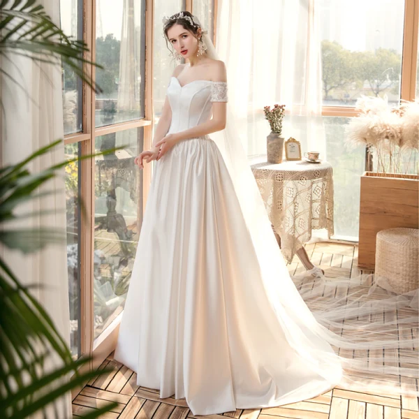 Erschwinglich Weiß Satin Hochzeits Brautkleider / Hochzeitskleider 2020 A Linie Off Shoulder Kurze Ärmel Rückenfreies Sweep / Pinsel Zug Rüschen