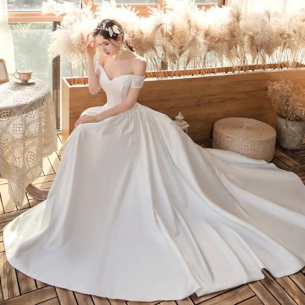 Erschwinglich Weiß Satin Hochzeits Brautkleider / Hochzeitskleider 2020 A Linie Off Shoulder Kurze Ärmel Rückenfreies Sweep / Pinsel Zug Rüschen