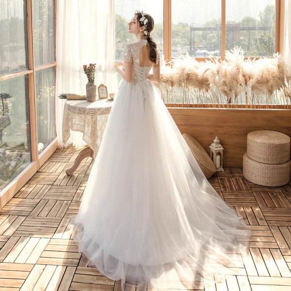 Abordable Jardin / Extérieur Blanche Robe De Mariée 2020 Princesse Transparentes Col Haut Manches Courtes Dos Nu Appliques Paillettes Train De Balayage Volants