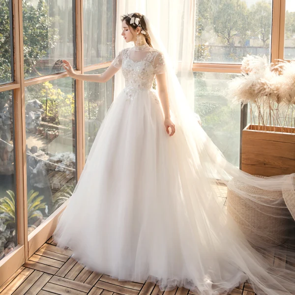 Abordable Jardin / Extérieur Blanche Robe De Mariée 2020 Princesse Transparentes Col Haut Manches Courtes Dos Nu Appliques Paillettes Train De Balayage Volants