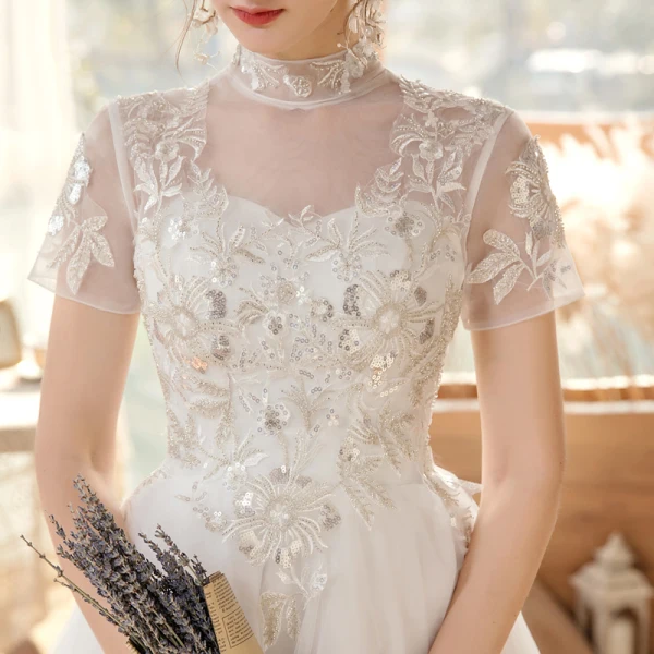 Abordable Jardin / Extérieur Blanche Robe De Mariée 2020 Princesse Transparentes Col Haut Manches Courtes Dos Nu Appliques Paillettes Train De Balayage Volants