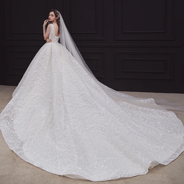Élégant Champagne La Mariée Robe De Mariée 2020 Robe Boule Col v profond Sans Manches Dos Nu Appliques En Dentelle Perlage Cathedral Train Volants