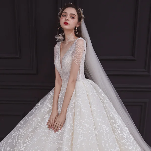 Élégant Champagne La Mariée Robe De Mariée 2020 Robe Boule Col v profond Sans Manches Dos Nu Appliques En Dentelle Perlage Cathedral Train Volants