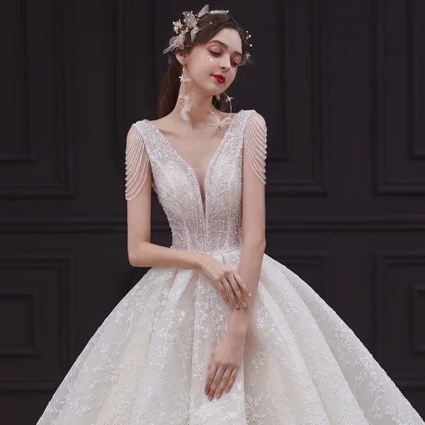 Élégant Champagne La Mariée Robe De Mariée 2020 Robe Boule Col v profond Sans Manches Dos Nu Appliques En Dentelle Perlage Cathedral Train Volants
