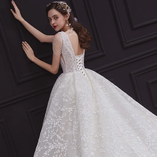 Élégant Champagne La Mariée Robe De Mariée 2020 Robe Boule Col v profond Sans Manches Dos Nu Appliques En Dentelle Perlage Cathedral Train Volants