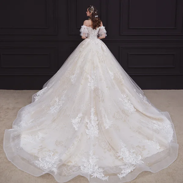 Chic / Belle Champagne La Mariée Robe De Mariée 2020 Robe Boule De l'épaule Manches Courtes Dos Nu Appliques En Dentelle Perlage Paillettes Glitter Tulle Cathedral Train Volants