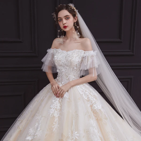 Chic / Belle Champagne La Mariée Robe De Mariée 2020 Robe Boule De l'épaule Manches Courtes Dos Nu Appliques En Dentelle Perlage Paillettes Glitter Tulle Cathedral Train Volants