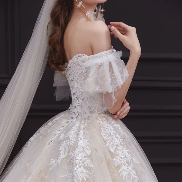 Chic / Belle Champagne La Mariée Robe De Mariée 2020 Robe Boule De l'épaule Manches Courtes Dos Nu Appliques En Dentelle Perlage Paillettes Glitter Tulle Cathedral Train Volants