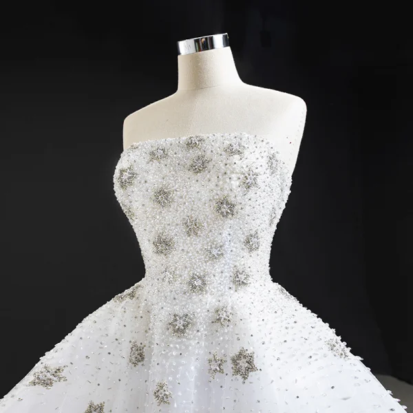 Luxe Blanche La Mariée Robe De Mariée 2020 Robe Boule Bustier Sans Manches Dos Nu Fait main Perlage Train De Balayage Volants
