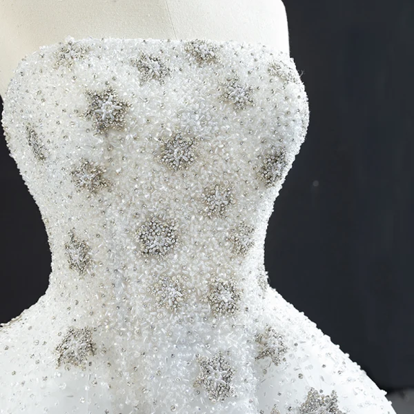 Luxe Blanche La Mariée Robe De Mariée 2020 Robe Boule Bustier Sans Manches Dos Nu Fait main Perlage Train De Balayage Volants