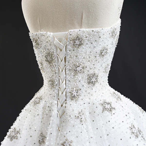 Luxe Blanche La Mariée Robe De Mariée 2020 Robe Boule Bustier Sans Manches Dos Nu Fait main Perlage Train De Balayage Volants