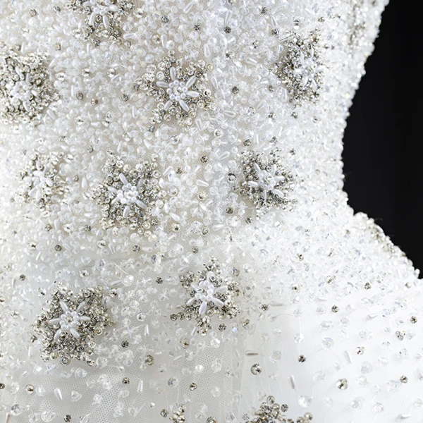 Luxe Blanche La Mariée Robe De Mariée 2020 Robe Boule Bustier Sans Manches Dos Nu Fait main Perlage Train De Balayage Volants