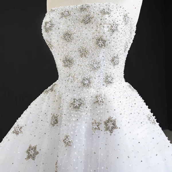 Luxe Blanche La Mariée Robe De Mariée 2020 Robe Boule Bustier Sans Manches Dos Nu Fait main Perlage Train De Balayage Volants
