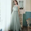 Asequible Verde Salvia Vestidos De Damas De Honor 2020 A-Line / Princess Apliques Con Encaje Sin Espalda Largos