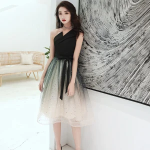 Chic Belle Noire Dégradé De Couleur Blanche De Retour Robe De Graduation 2020 Princesse Une Épaule Sans Manches Ceinture Étoile Paillettes Thé Longueur Volants Dos Nu