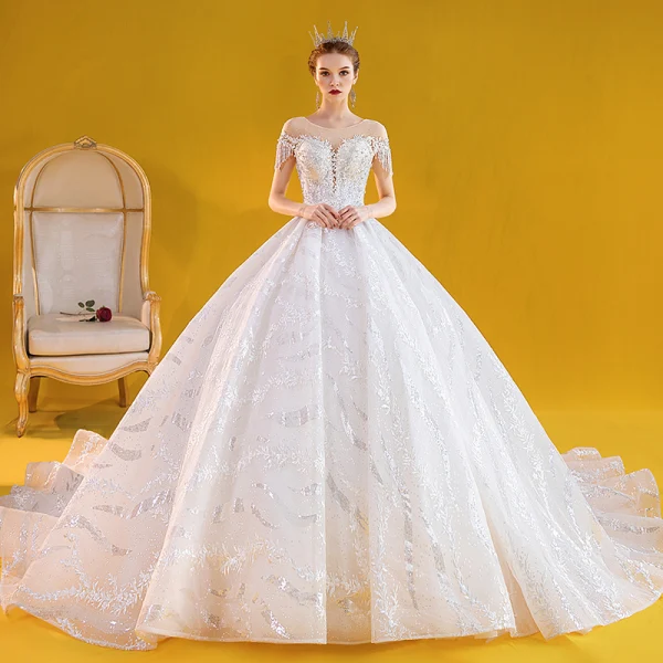 Chic / Belle Blanche La Mariée Robe De Mariée 2020 Robe Boule Transparentes Encolure Dégagée Dos Nu Manches Courtes Perlage Gland Appliques En Dentelle Perle Paillettes Royal Train Volants