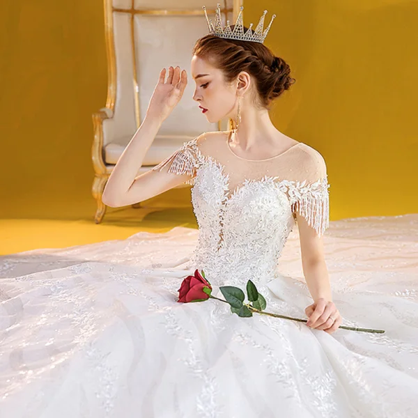 Chic / Belle Blanche La Mariée Robe De Mariée 2020 Robe Boule Transparentes Encolure Dégagée Dos Nu Manches Courtes Perlage Gland Appliques En Dentelle Perle Paillettes Royal Train Volants