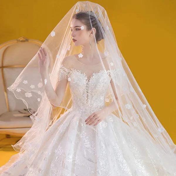 Chic / Belle Blanche La Mariée Robe De Mariée 2020 Robe Boule Transparentes Encolure Dégagée Dos Nu Manches Courtes Perlage Gland Appliques En Dentelle Perle Paillettes Royal Train Volants
