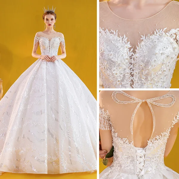 Chic / Belle Blanche La Mariée Robe De Mariée 2020 Robe Boule Transparentes Encolure Dégagée Dos Nu Manches Courtes Perlage Gland Appliques En Dentelle Perle Paillettes Royal Train Volants