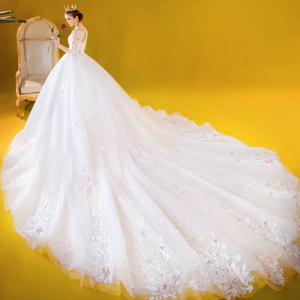Romantisk Vita Brud Bröllopsklänningar 2020 Balklänning V-Hals 3/4 ärm Halterneck Appliqués Spets Blomma Beading Cathedral Train