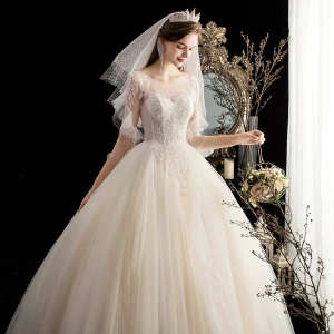 Snygga Fina Champagne Brud Bröllopsklänningar 2020 Balklänning Genomskinliga Urringning 3 4 Ärm Halterneck Appliqués Beading Svep Tåg Ruffle