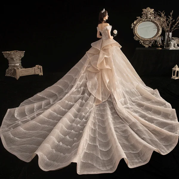 Luxe Champagne La Mariée Robe De Mariée 2020 Robe Boule De l'épaule Manches Courtes Dos Nu Glitter Tulle Perlage Appliques En Dentelle Royal Train Volants