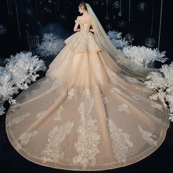 Schöne Champagner Hochzeits Brautkleider / Hochzeitskleider 2020 Ballkleid Off Shoulder Kurze Ärmel Rückenfreies Applikationen Spitze Pailletten Glanz Tülle Perlenstickerei Kathedrale Schleppe Rüschen
