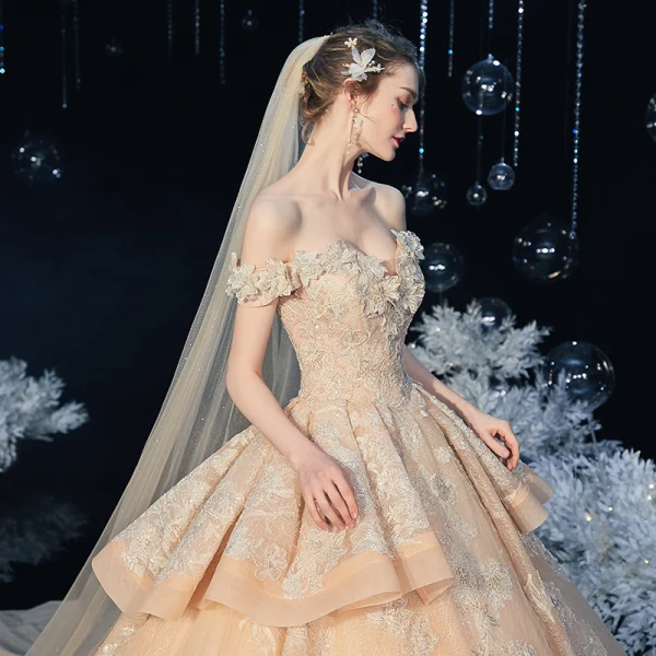 Schöne Champagner Hochzeits Brautkleider / Hochzeitskleider 2020 Ballkleid Off Shoulder Kurze Ärmel Rückenfreies Applikationen Spitze Pailletten Glanz Tülle Perlenstickerei Kathedrale Schleppe Rüschen