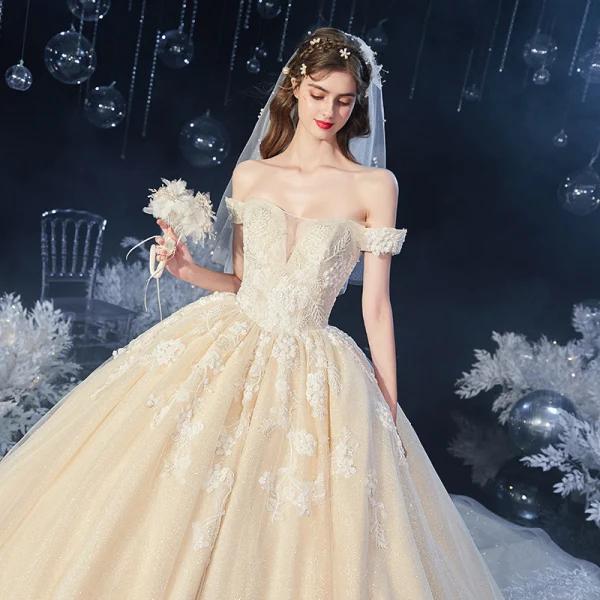 Schöne Champagner Durchsichtige Hochzeits Brautkleider / Hochzeitskleider 2020 Ballkleid Off Shoulder Kurze Ärmel Rückenfreies Applikationen Spitze Perlenstickerei Glanz Tülle Kathedrale Schleppe Rüschen