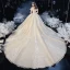 Chic / Belle Champagne La Mariée Robe De Mariée 2020 Robe Boule De l'épaule Manches Courtes Dos Nu Appliques En Dentelle Cathedral Train Volants