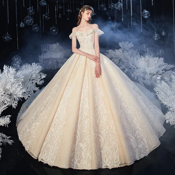 Chic / Belle Champagne La Mariée Robe De Mariée 2020 Robe Boule De l'épaule Manches Courtes Dos Nu Appliques En Dentelle Cathedral Train Volants