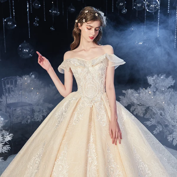 Chic / Belle Champagne La Mariée Robe De Mariée 2020 Robe Boule De l'épaule Manches Courtes Dos Nu Appliques En Dentelle Cathedral Train Volants