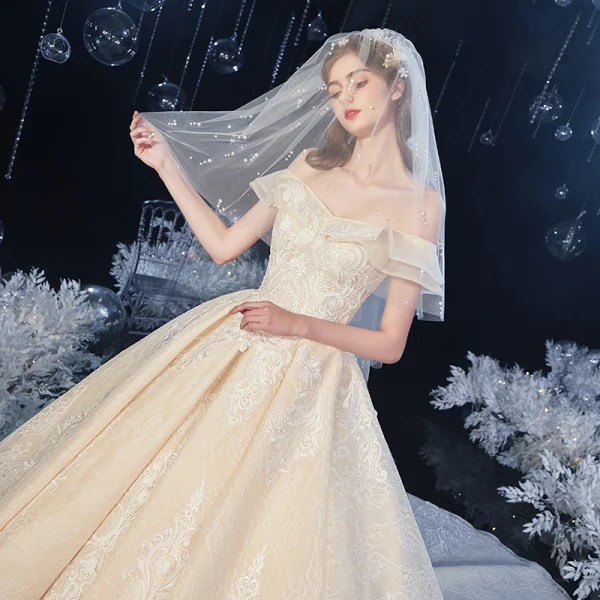 Chic / Belle Champagne La Mariée Robe De Mariée 2020 Robe Boule De l'épaule Manches Courtes Dos Nu Appliques En Dentelle Cathedral Train Volants