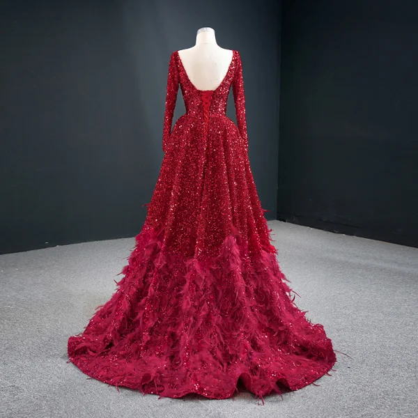 Scintillantes Rouge Paillettes Tapis rouge Robe De Soirée 2020 Princesse Encolure Dégagée Manches Longues Plumes Train De Balayage Volants Dos Nu Robe De Ceremonie