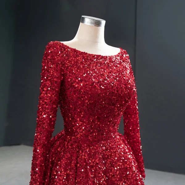 Scintillantes Rouge Paillettes Tapis rouge Robe De Soirée 2020 Princesse Encolure Dégagée Manches Longues Plumes Train De Balayage Volants Dos Nu Robe De Ceremonie