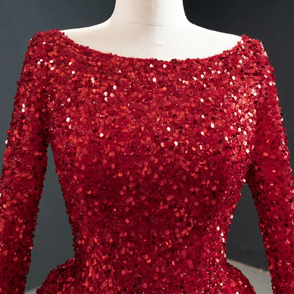 Scintillantes Rouge Paillettes Tapis rouge Robe De Soirée 2020 Princesse Encolure Dégagée Manches Longues Plumes Train De Balayage Volants Dos Nu Robe De Ceremonie