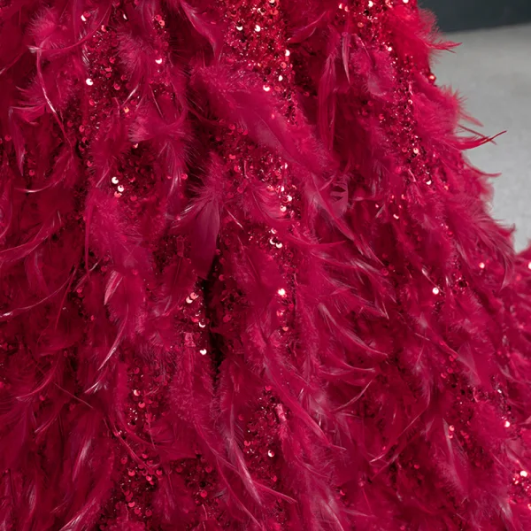 Scintillantes Rouge Paillettes Tapis rouge Robe De Soirée 2020 Princesse Encolure Dégagée Manches Longues Plumes Train De Balayage Volants Dos Nu Robe De Ceremonie