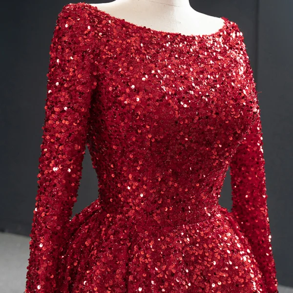 Scintillantes Rouge Paillettes Tapis rouge Robe De Soirée 2020 Princesse Encolure Dégagée Manches Longues Plumes Train De Balayage Volants Dos Nu Robe De Ceremonie