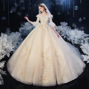 Snygga Fina Champagne Brud Bröllopsklänningar 2020 Balklänning V Hals Bell Ärmar Halterneck Appliqués Spets Glittriga Glitter Tyll Cathedral Train Ruffle
