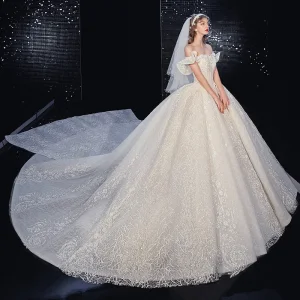 Beste Champagne Bryllups Brudekjoler 2020 Ballkjole Av Skulderen Korte Ermer Ryggløse Appliques Blonder Beading Glitter Tyll Royal Train