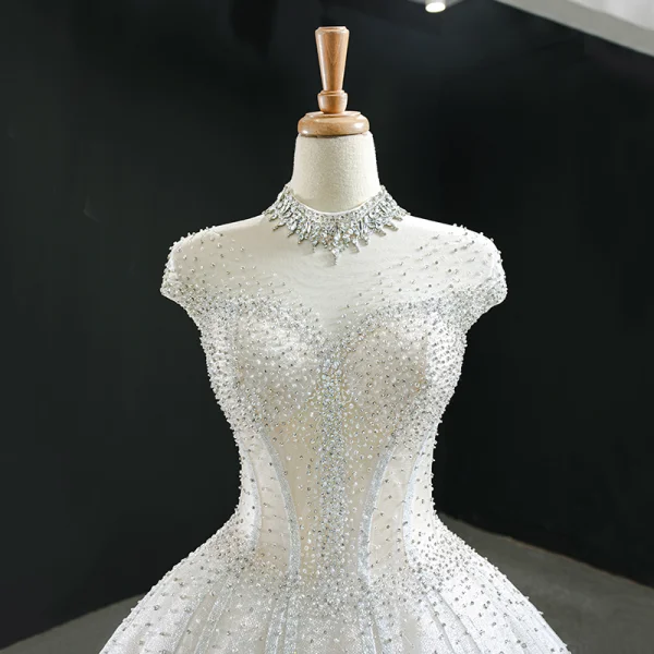 Luxus / Herrlich Weiß Hochzeits Brautkleider / Hochzeitskleider 2020 Ballkleid Durchsichtige Stehkragen Ärmellos Rückenfreies Handgefertigt Perlenstickerei Glanz Tülle Kapelle-Schleppe