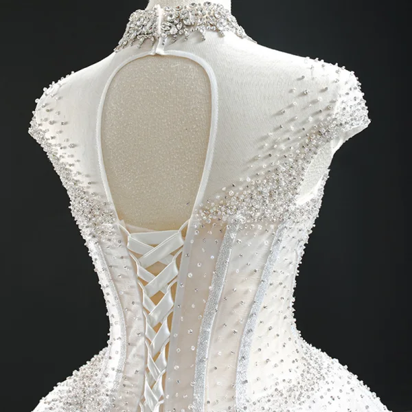 Luxus / Herrlich Weiß Hochzeits Brautkleider / Hochzeitskleider 2020 Ballkleid Durchsichtige Stehkragen Ärmellos Rückenfreies Handgefertigt Perlenstickerei Glanz Tülle Kapelle-Schleppe