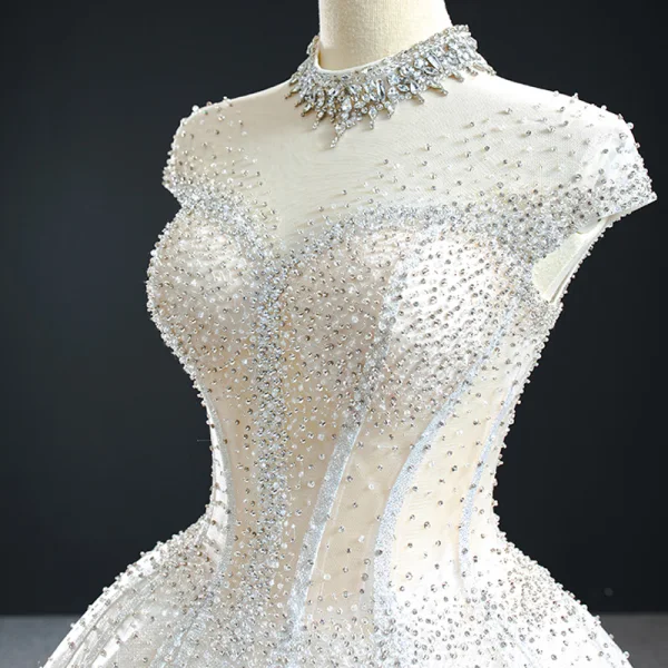 Luxus / Herrlich Weiß Hochzeits Brautkleider / Hochzeitskleider 2020 Ballkleid Durchsichtige Stehkragen Ärmellos Rückenfreies Handgefertigt Perlenstickerei Glanz Tülle Kapelle-Schleppe