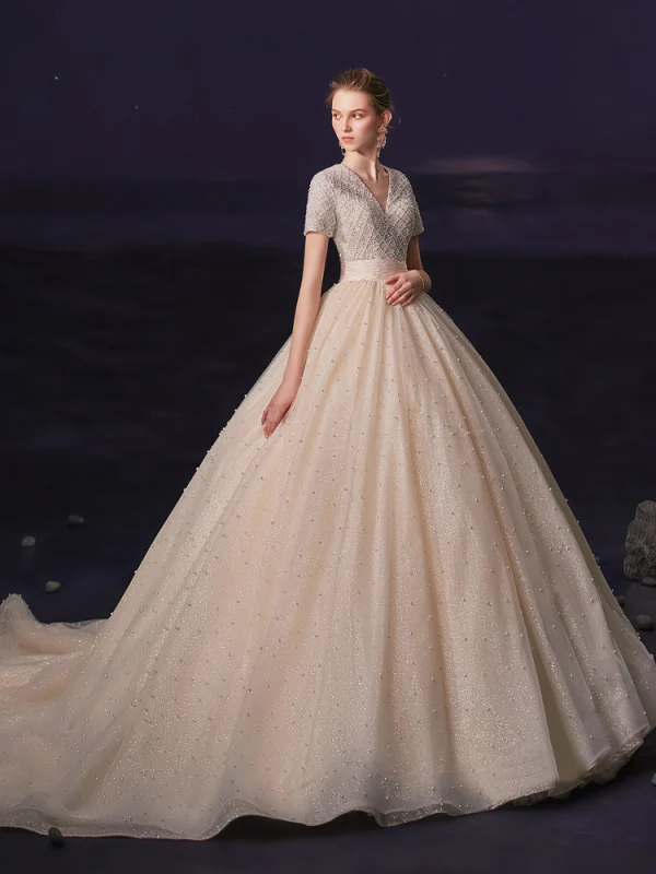 Luksus Champagne Bryllups Brudekjoler 2020 Ballkjole V-Hals Korte Ermer Håndlaget Beading Perle Glitter Tyll Chapel Train