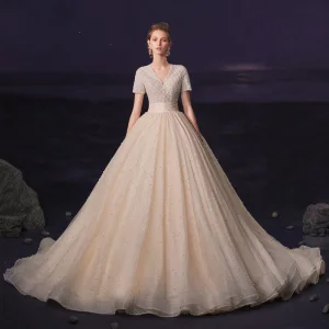 Luxus Herrlich Champagner Hochzeits Brautkleider Hochzeitskleider 2020 Ballkleid V Ausschnitt Kurze Ärmel Handgefertigt Perlenstickerei Perle Glanz Tülle Kapelle Schleppe
