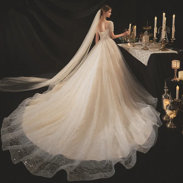 Style Victorien Champagne La Mariée Robe De Mariée 2020 Robe Boule Transparentes Encolure Dégagée Gonflée Manches Courtes Dos Nu Perlage Paillettes Chapel Train Volants