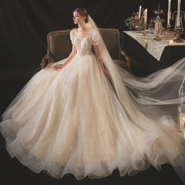 Style Victorien Champagne La Mariée Robe De Mariée 2020 Robe Boule Transparentes Encolure Dégagée Gonflée Manches Courtes Dos Nu Perlage Paillettes Chapel Train Volants